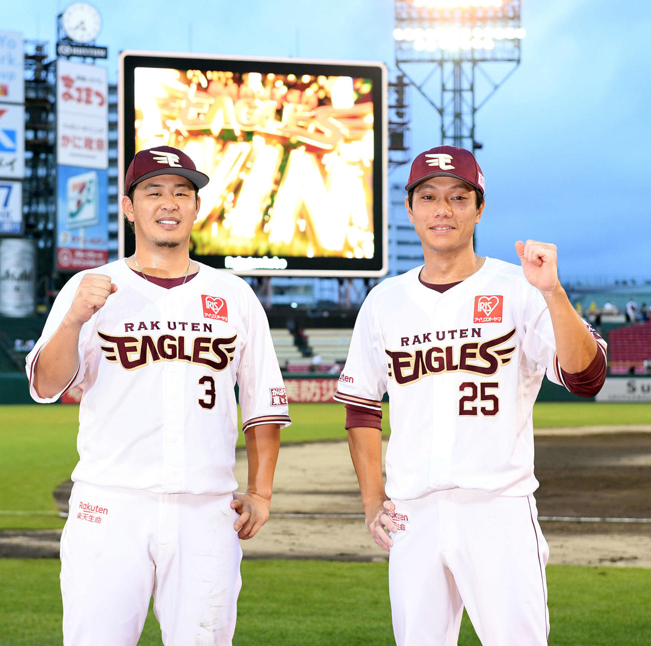 楽天対オリックス　ヒーローインタビューを終えポーズを決める楽天浅村（左）と田中（撮影・滝沢徹郎）