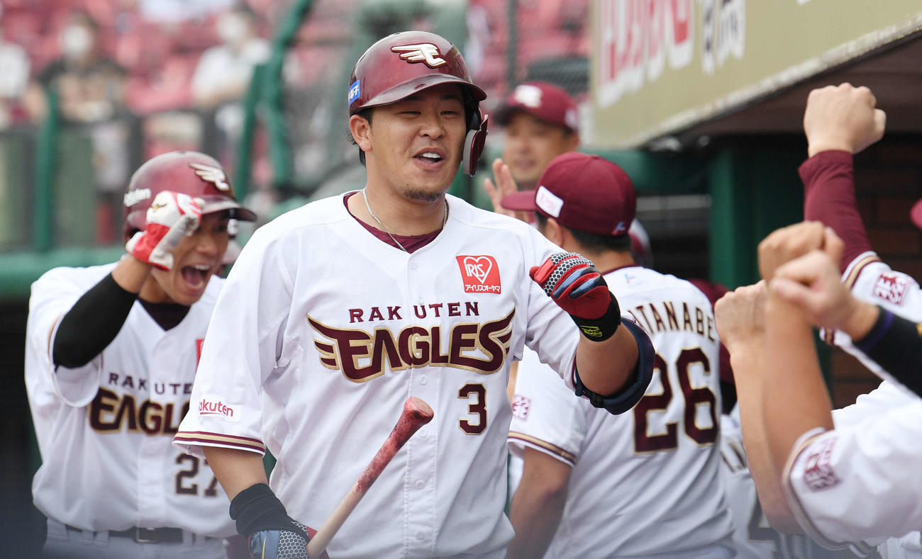 楽天対オリックス　3回裏楽天1死一、二塁、左中間へ逆転の3点本塁打を放った浅村（手前）は生還しナインとエアタッチを交わす（撮影・滝沢徹郎）