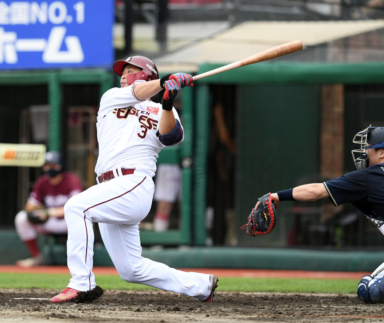 楽天対オリックス　3回裏楽天1死一、二塁、浅村は左中間へ逆転の3点本塁打を放つ（撮影・滝沢徹郎）