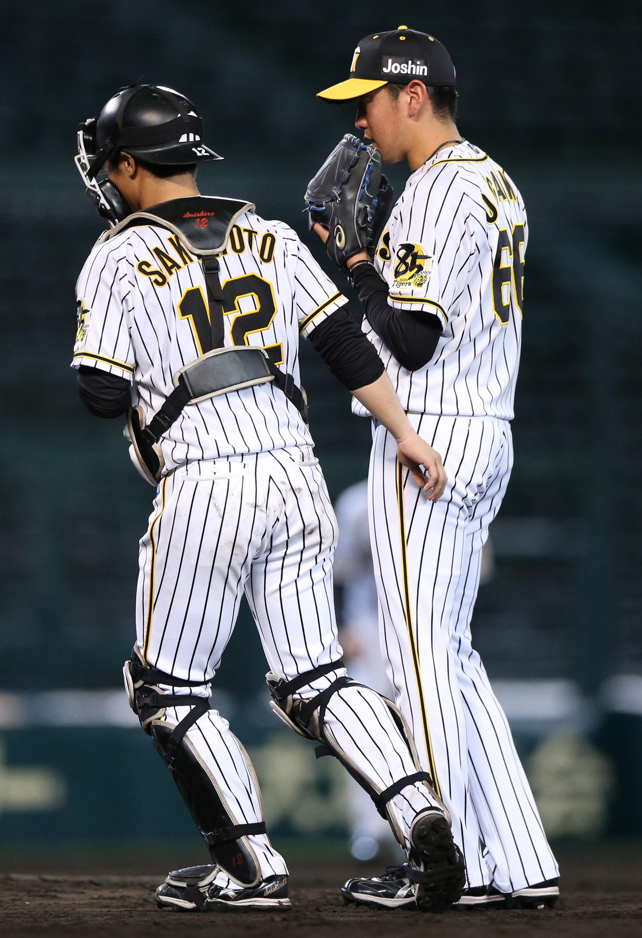 阪神対巨人　9回表、小川（右）がマウンドに上がる（撮影・上山淳一）