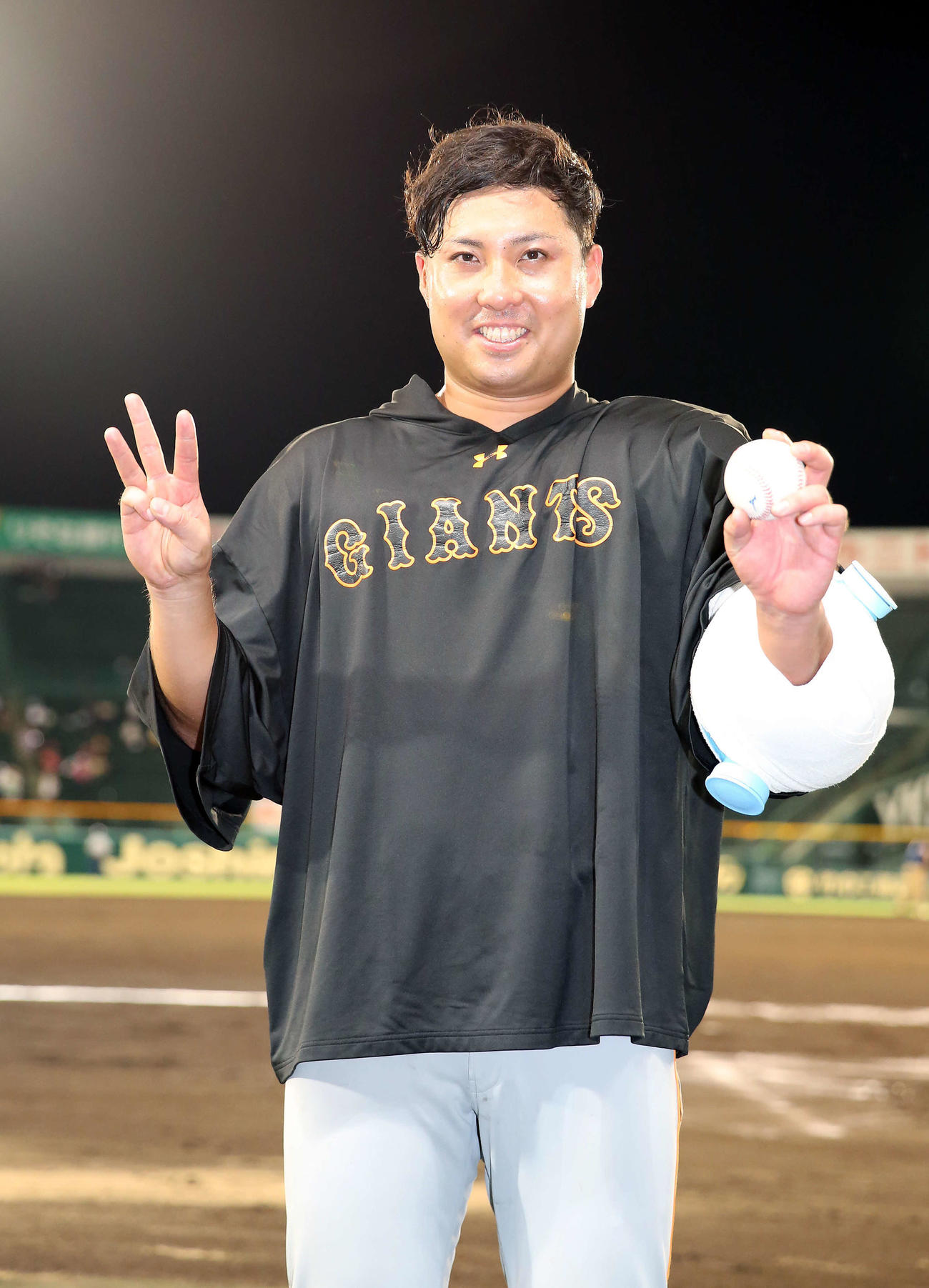阪神対巨人　阪神を下し、今季3勝目の今村は勝利球を手に笑顔を見せる（撮影・河野匠）
