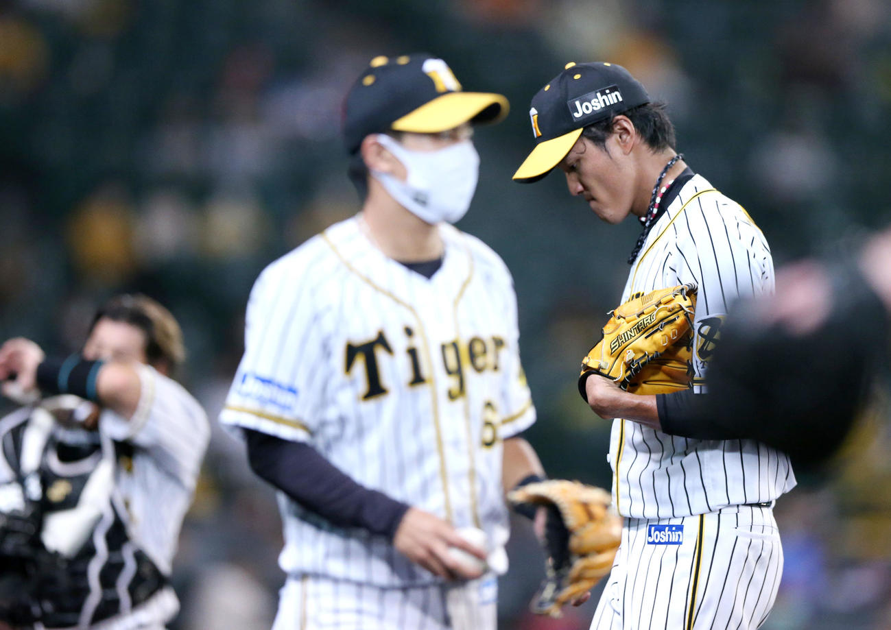 阪神対巨人　藤浪（右）は3回に5失点し、うつむきながらベンチへ引き揚げる（撮影・上山淳一）