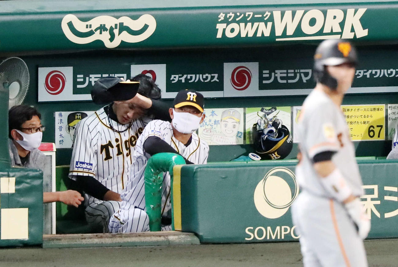 阪神対巨人　5回表巨人2死二、三塁、藤浪は亀井に中前2点適時打を浴び、11点目を失って降板し汗を拭う（撮影・加藤哉）