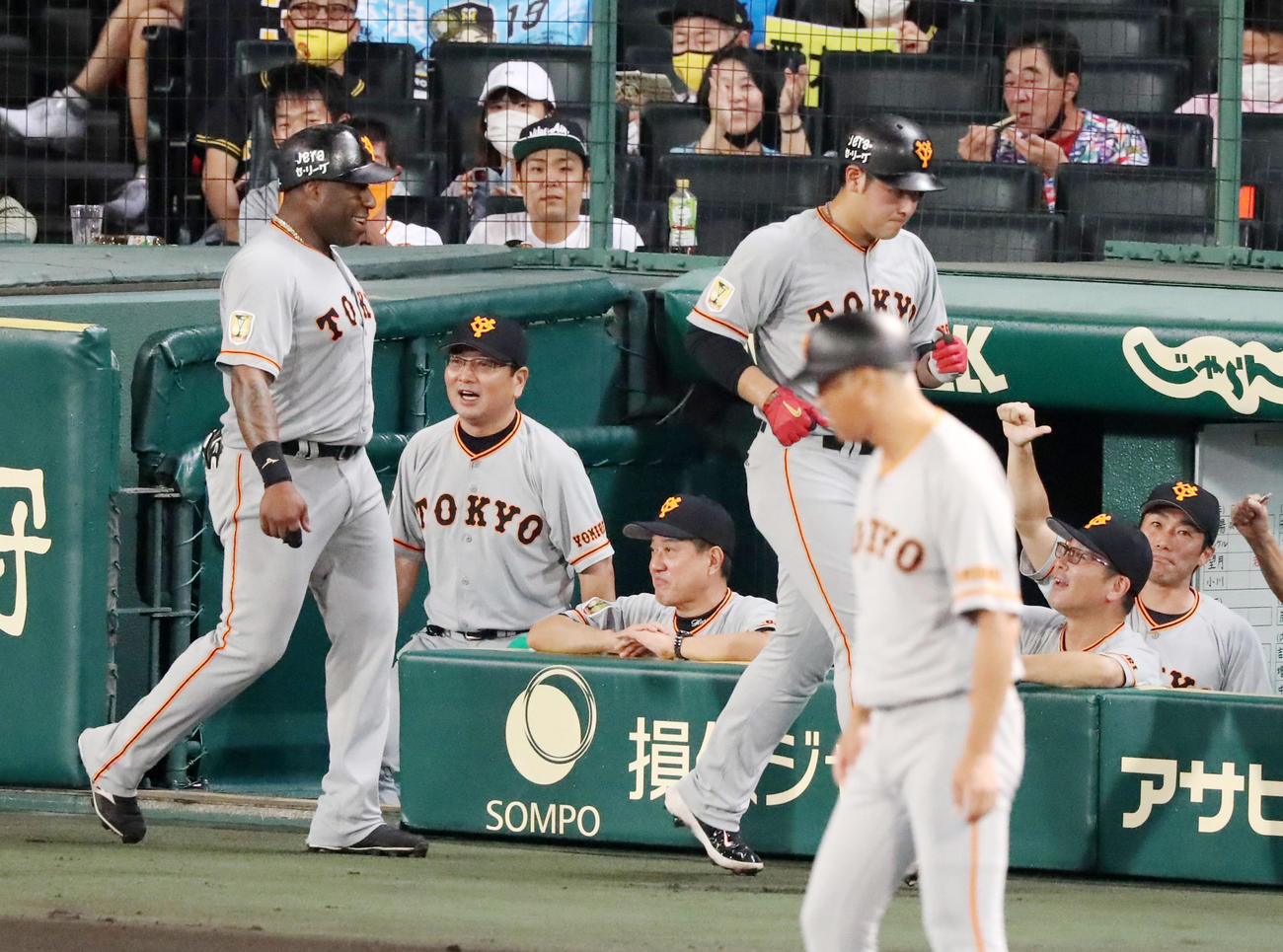 阪神対巨人　2回表巨人1死一、二塁、原監督は大城の左越え適時二塁打で生還した二走岡本（右）と一走ウィーラーをベンチでにこやかに出迎える（撮影・加藤哉）