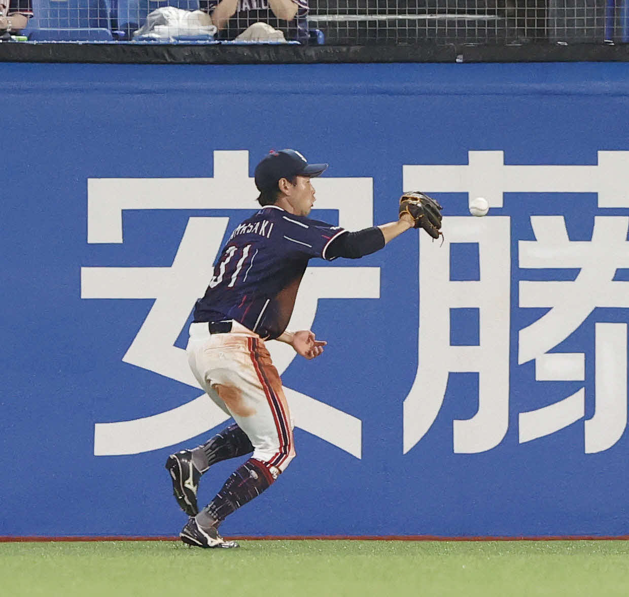 ヤクルト対中日　延長10回表中日2死一、三塁、武田の打球に追いつくもファンブルする山崎。中日に勝ち越しを許す（撮影・垰建太）