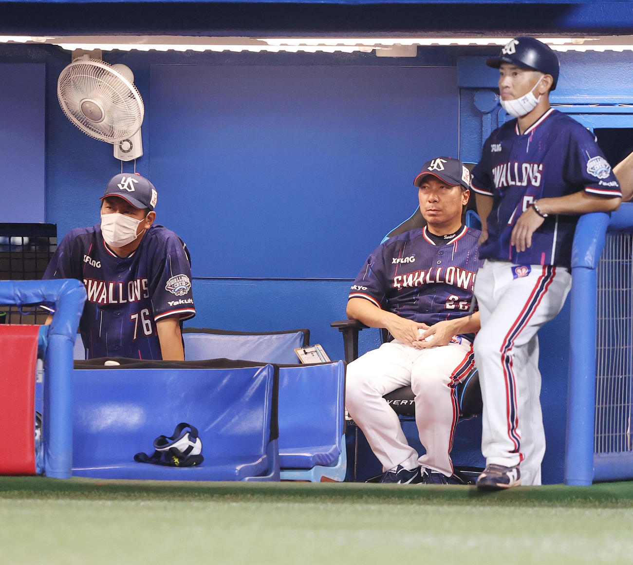 ヤクルト対中日　延長10回表中日2死一、三塁、失策により勝ち越しを許しベンチでぼうぜんとする高津監督（右から2人目）（撮影・垰建太）