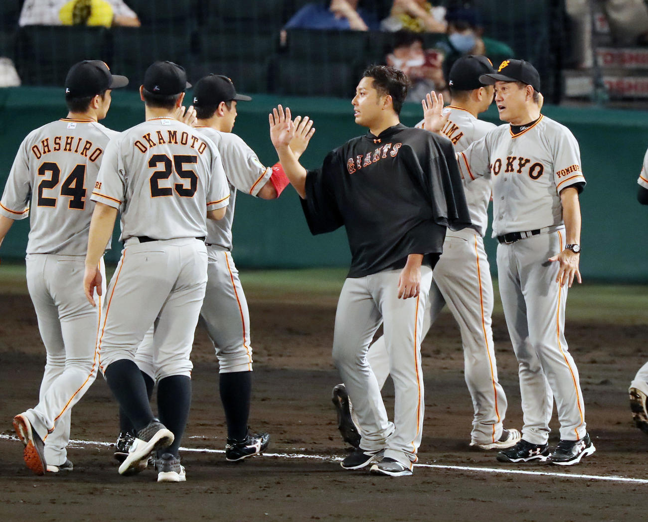 阪神対巨人　阪神に勝利しナインをエアタッチで迎える今村（左）と原監督（撮影・加藤哉）