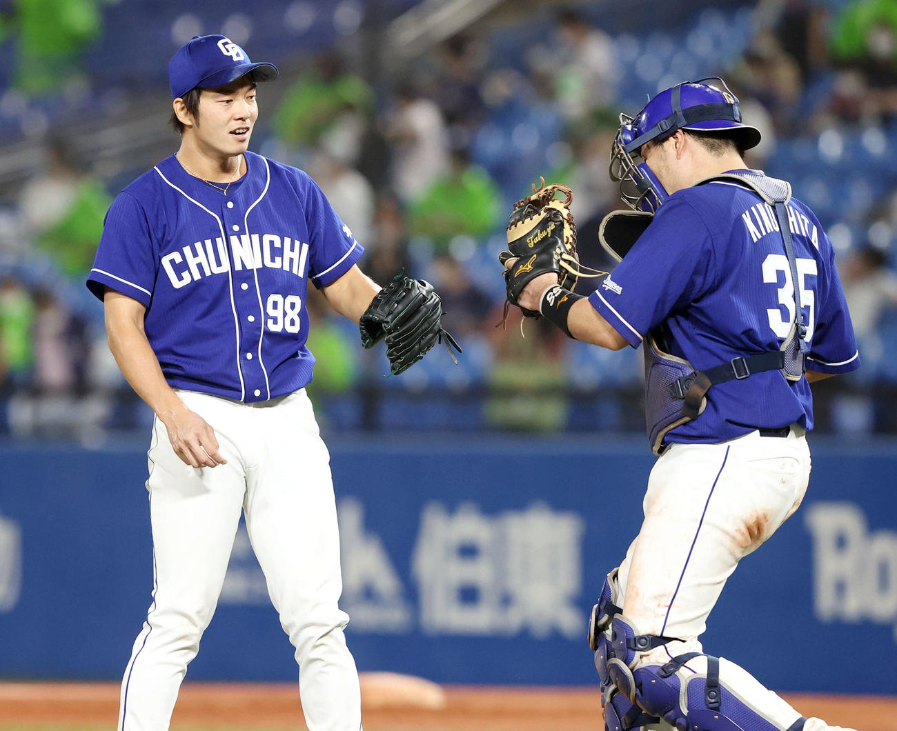 ヤクルト対中日　最後を締めプロ初セーブの中日木下雄（左）は木下拓とグラブタッチ（撮影・垰建太）