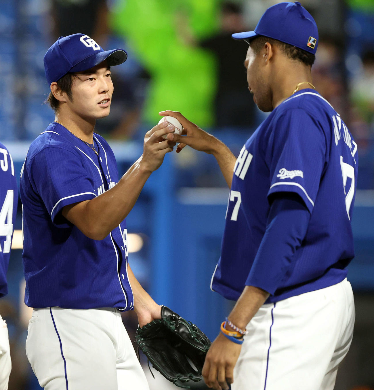 ヤクルト対中日　最後を締めプロ初セーブの中日木下雄（左）は勝利球をR・マルティネスに渡す（撮影・垰建太）