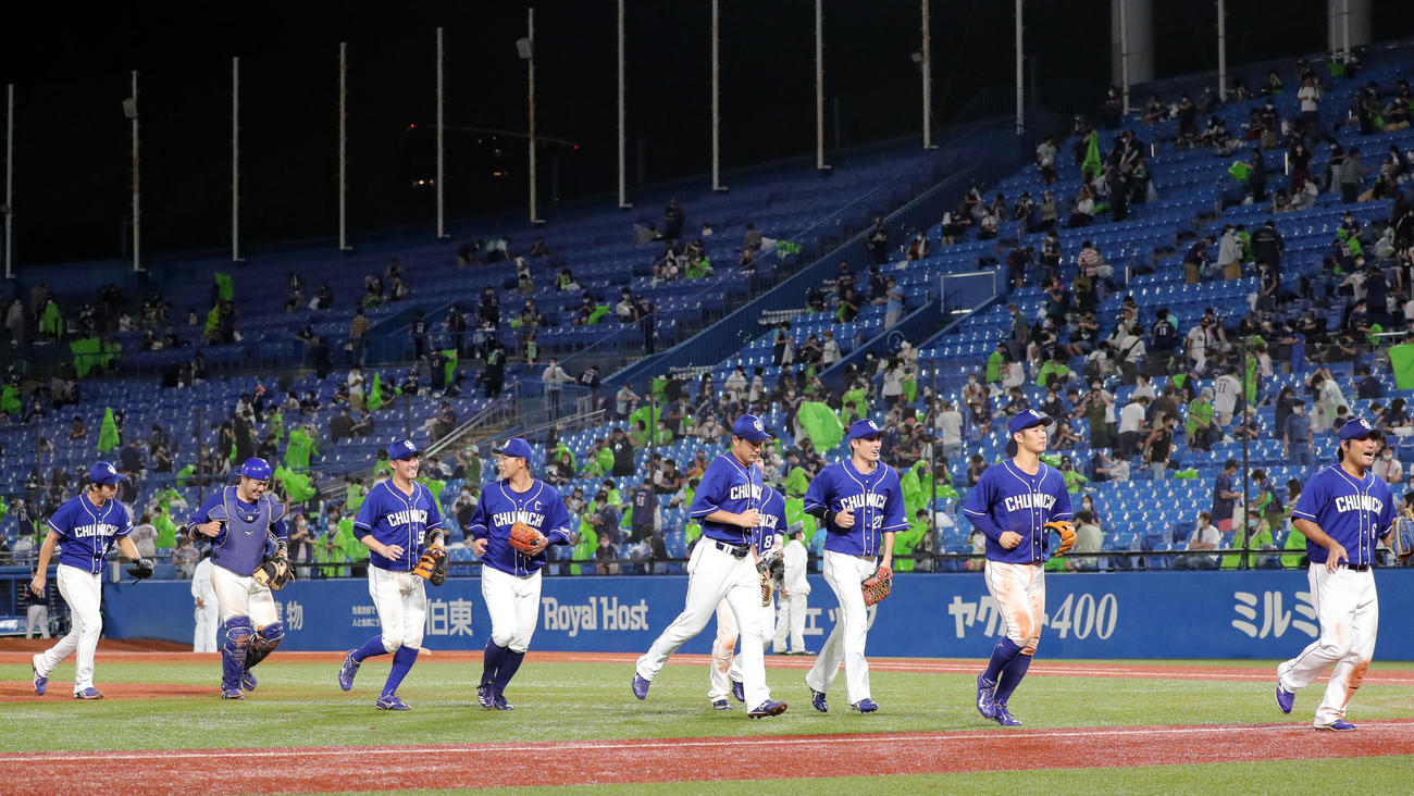 ヤクルト対中日　延長戦を制し引き揚げる中日ナイン（撮影・垰建太）