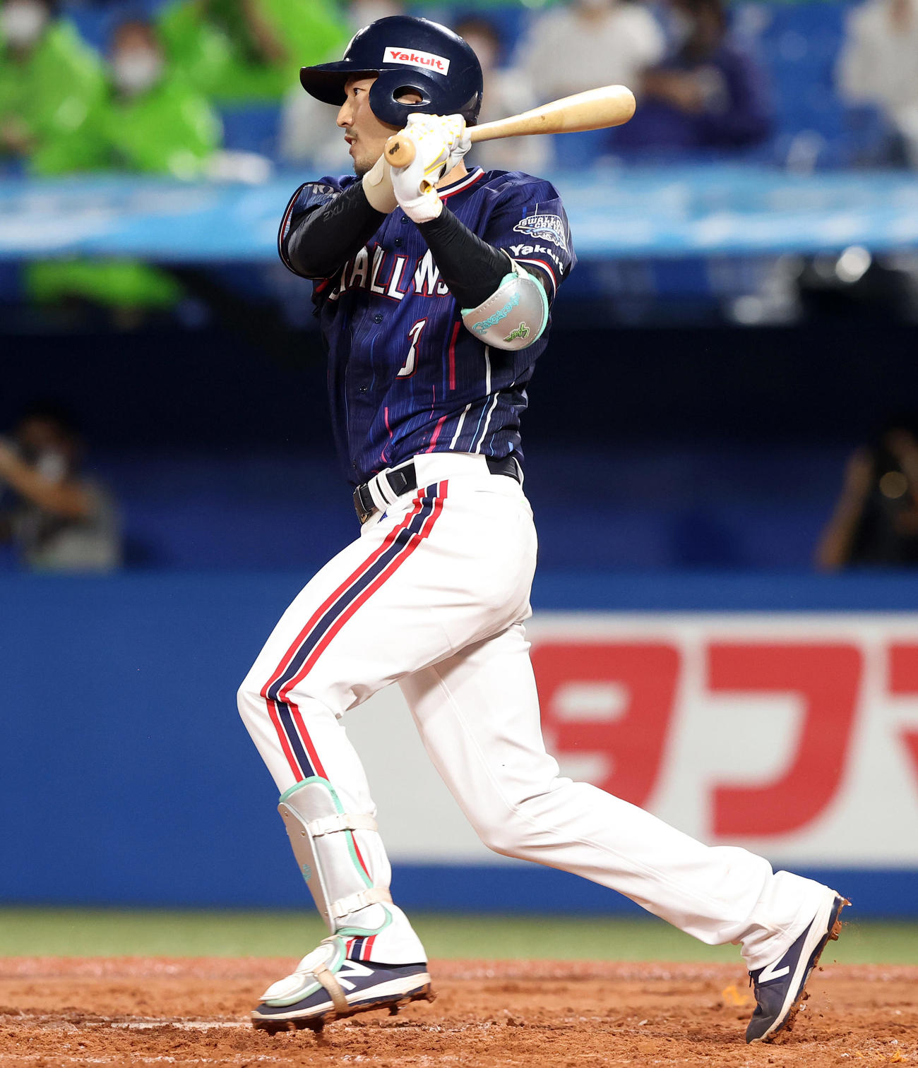 ヤクルト対中日　8回裏ヤクルト2死一、二塁、代打西浦直亨は同点の中前適時打を放つ（撮影・垰建太）