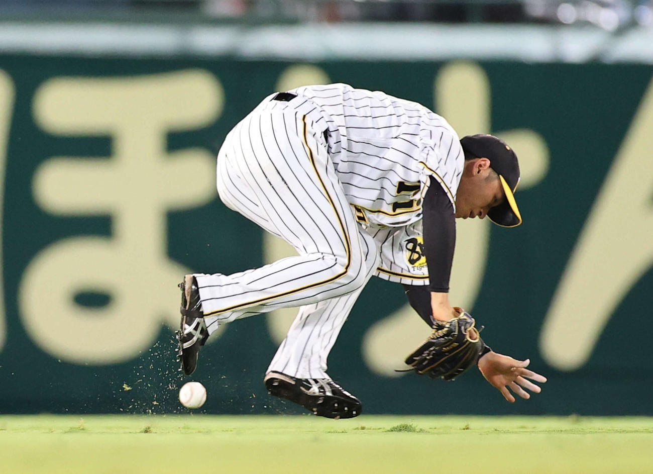 阪神対巨人　3回表巨人1死一塁、亀井の打球を後逸する中堅手の近本（撮影・河野匠）