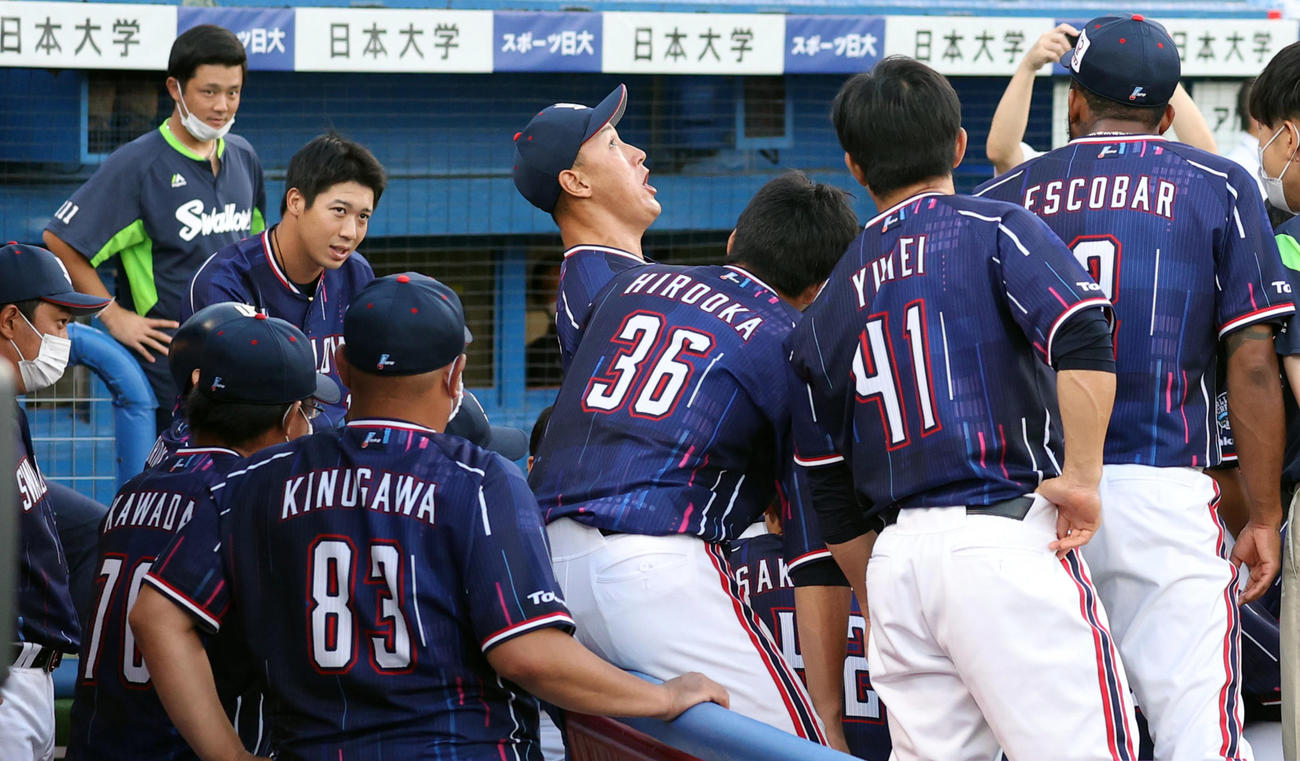 ヤクルト対中日　試合前、円陣で大声を上げるヤクルト中山（左から3人目）（撮影・垰建太）
