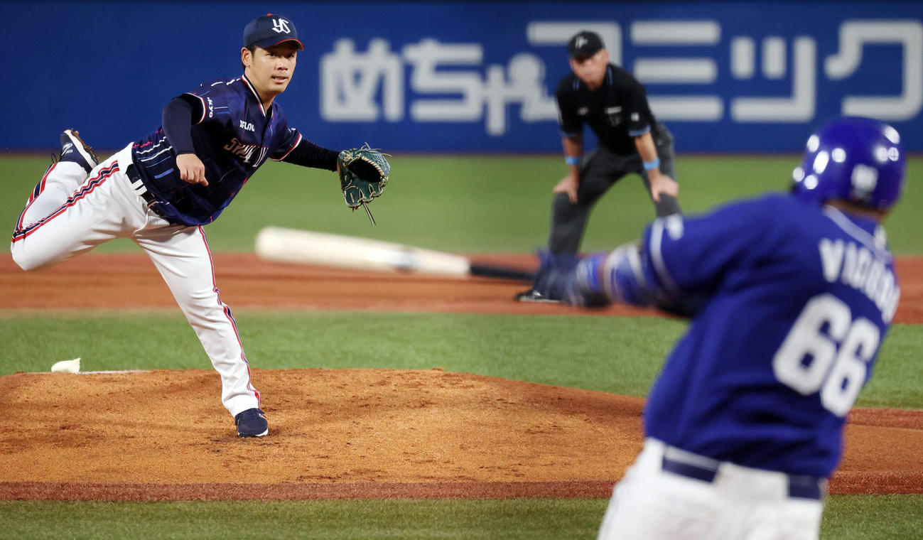 ヤクルト対中日　1回表中日2死二塁、ビシエドに先制の適時打を許す小川（撮影・垰建太）