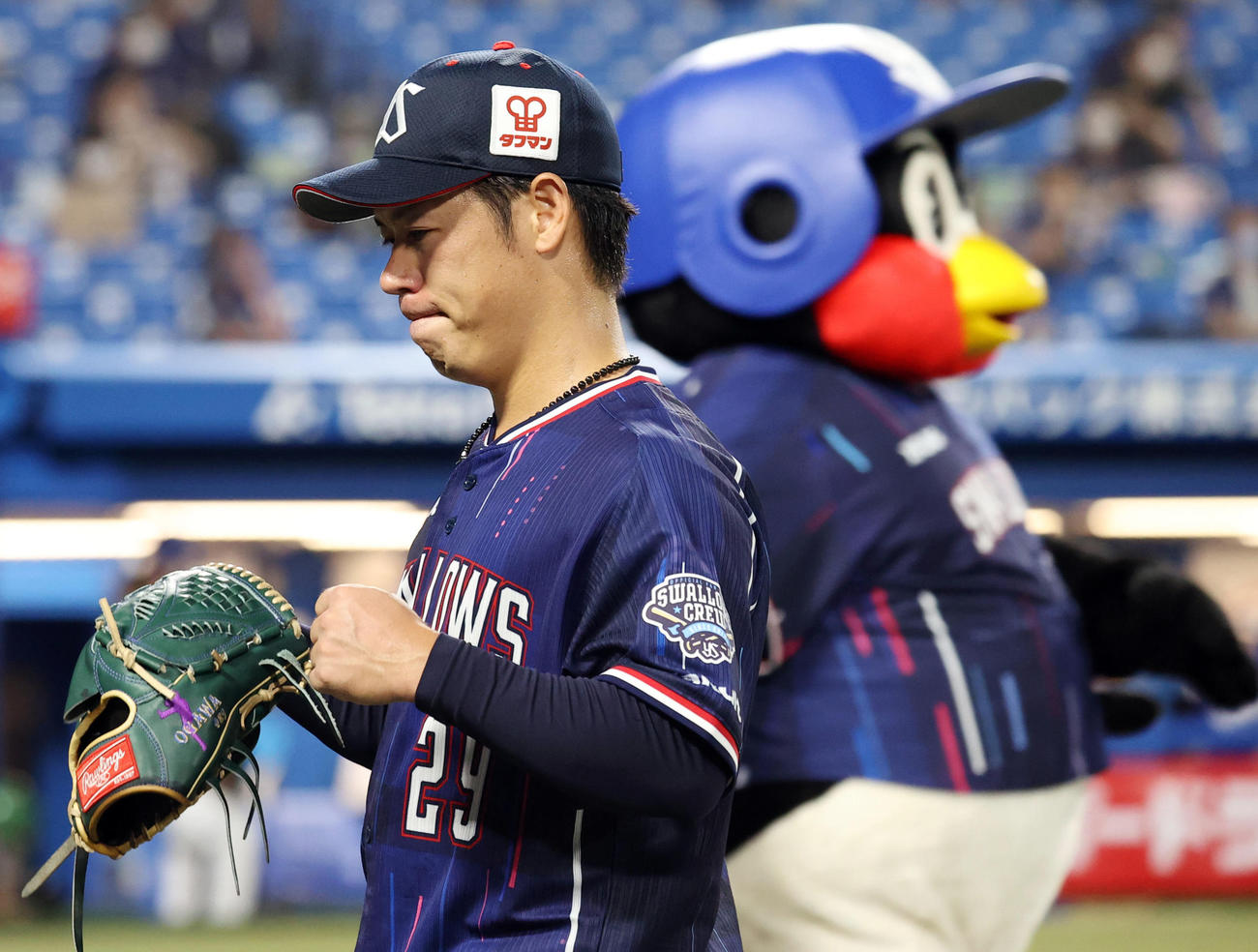 ヤクルト対中日　5回表中日の攻撃を無失点に抑えたヤクルト先発の小川はつば九郎とすれ違いながらガッツポーズ（撮影・垰建太）