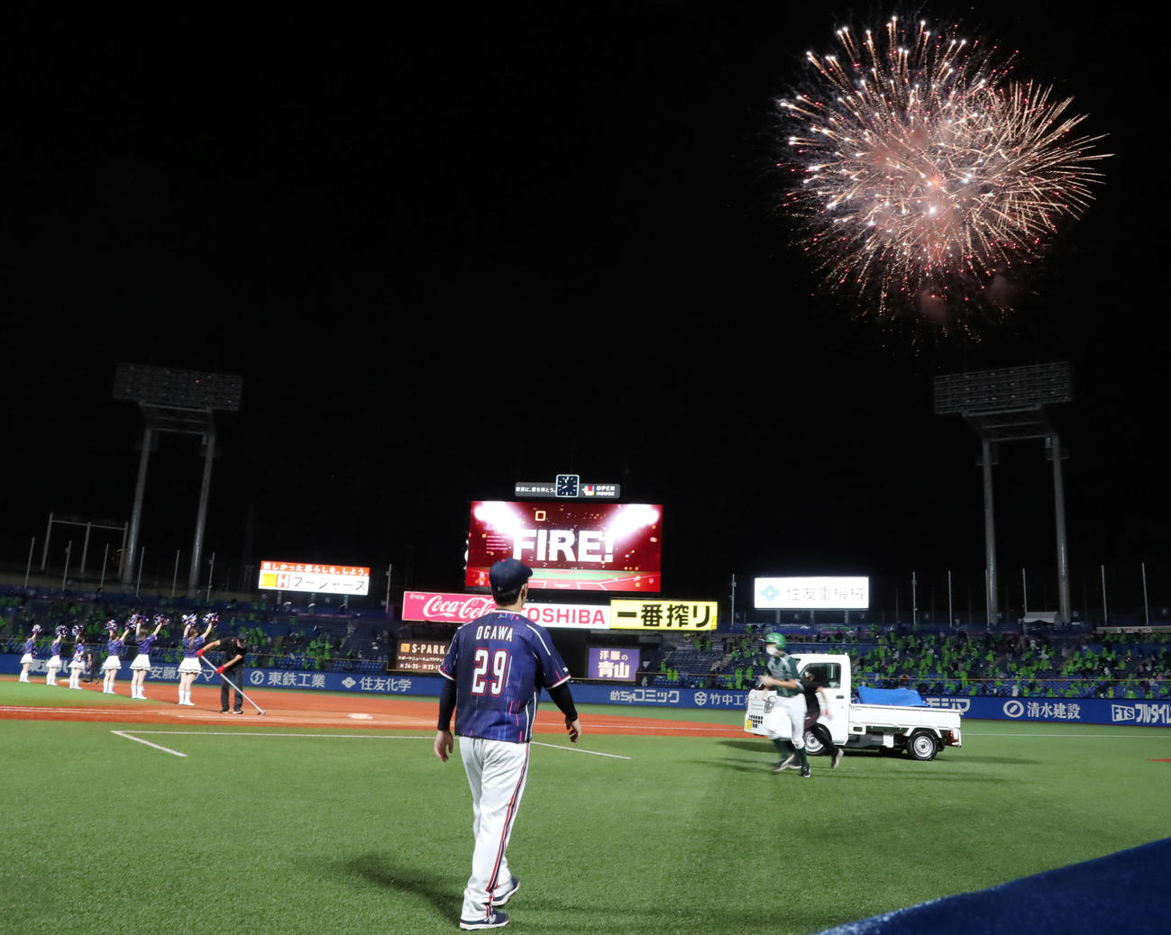 ヤクルト対中日　5回終了時、花火が打ち上がる。手前は見上げるヤクルト先発の小川（撮影・垰建太）