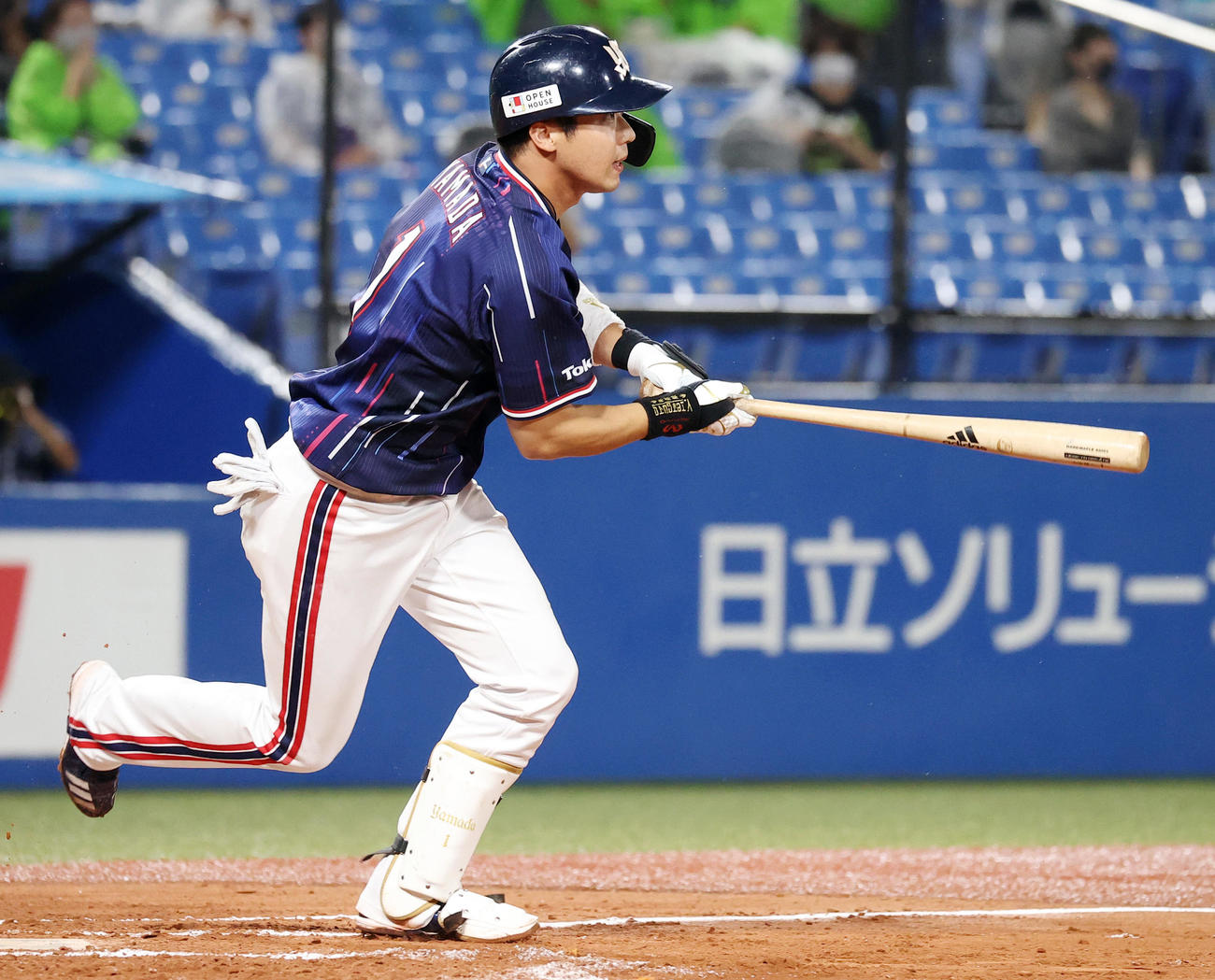 ヤクルト対中日　6回裏ヤクルト無死一、二塁、同点の適時打を放つ山田哲（撮影・垰建太）