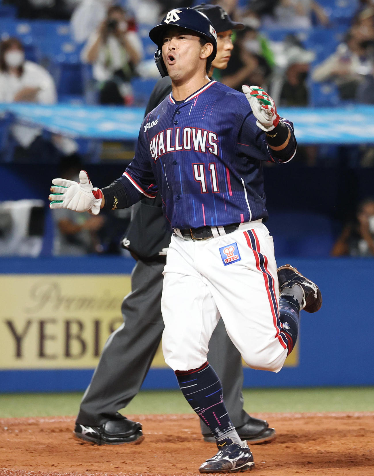 ヤクルト対中日　6回裏ヤクルト1死一、三塁、エスコバーの適時打で生還しほえる雄平（撮影・垰建太）