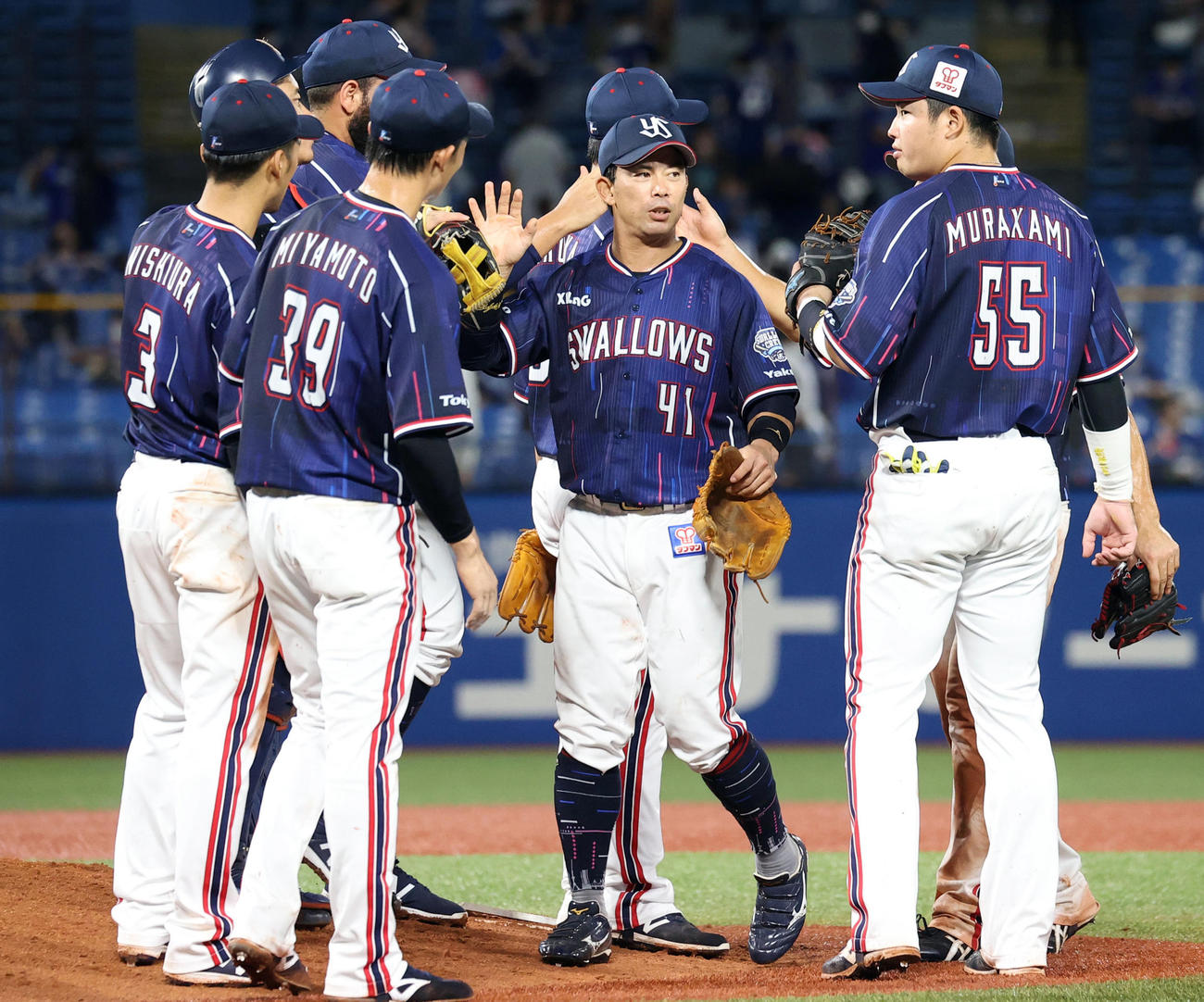 ヤクルト対中日　中日に勝利しタッチを交わす雄平（中央）らナイン（撮影・垰建太）