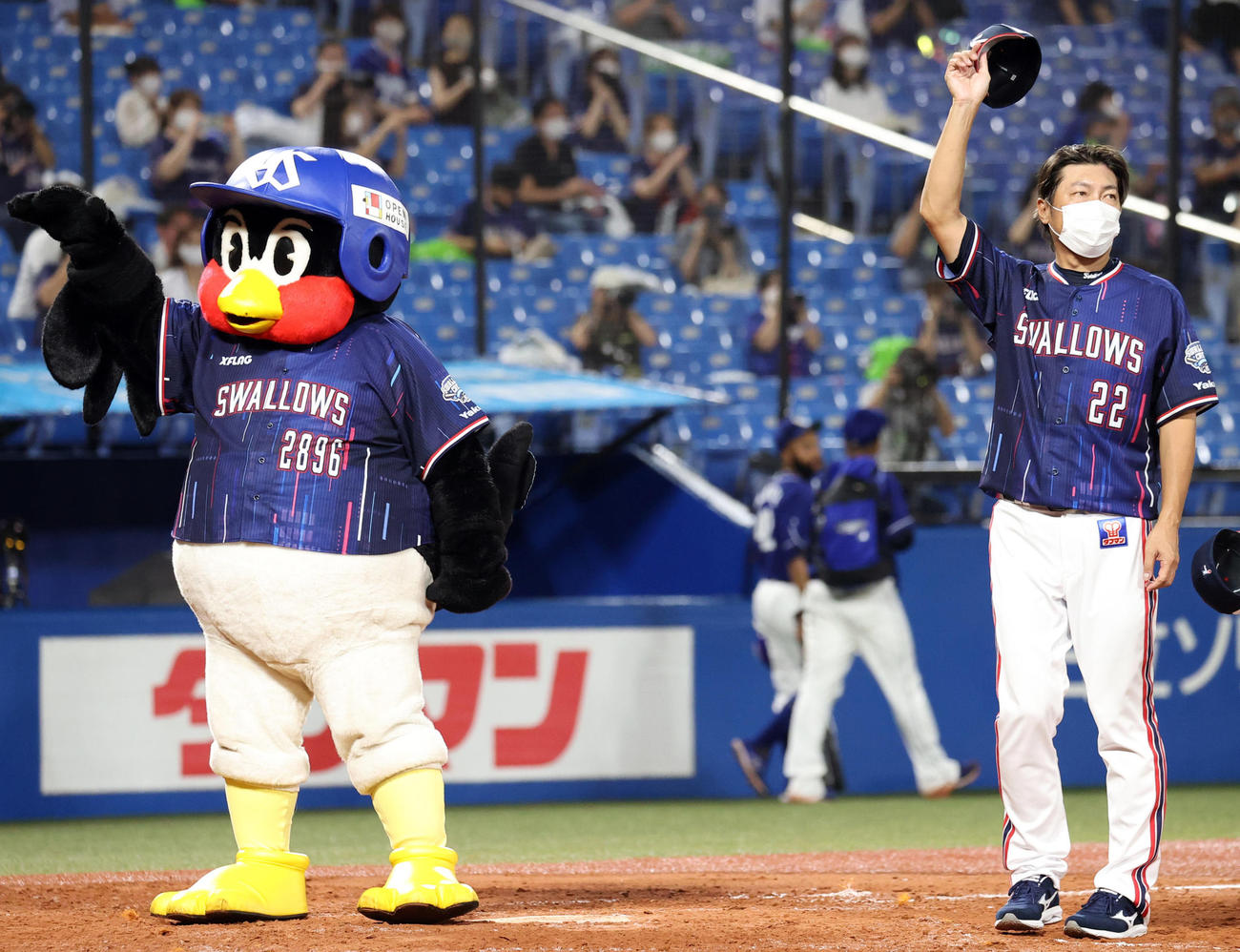 ヤクルト対中日　中日に勝利しスタンドにあいさつするつば九郎とヤクルト高津監督（撮影・垰建太）