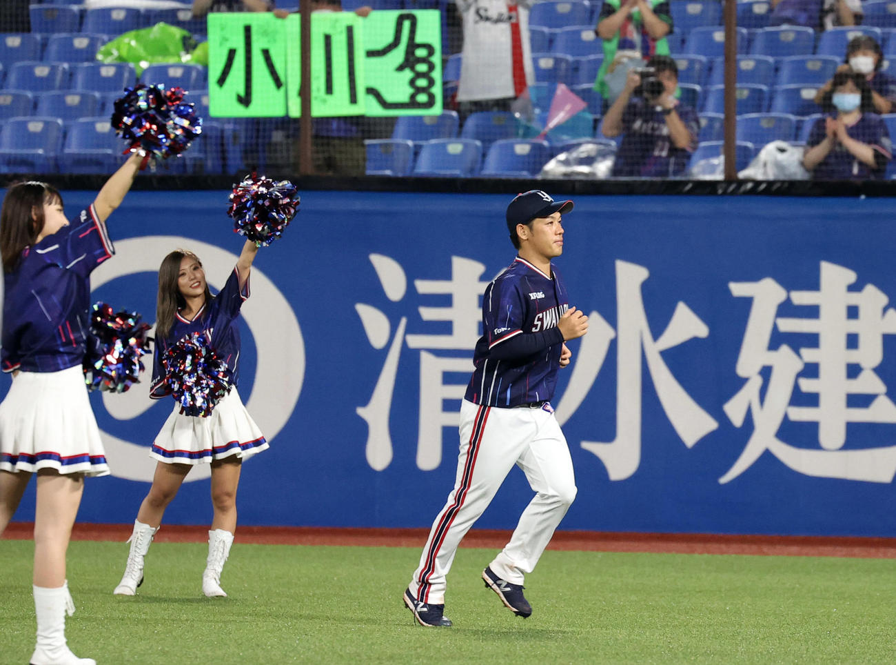 ヤクルト対中日　中日に勝利し8勝目を挙げたヤクルト小川はファンにあいさつして引き揚げる（撮影・垰建太）