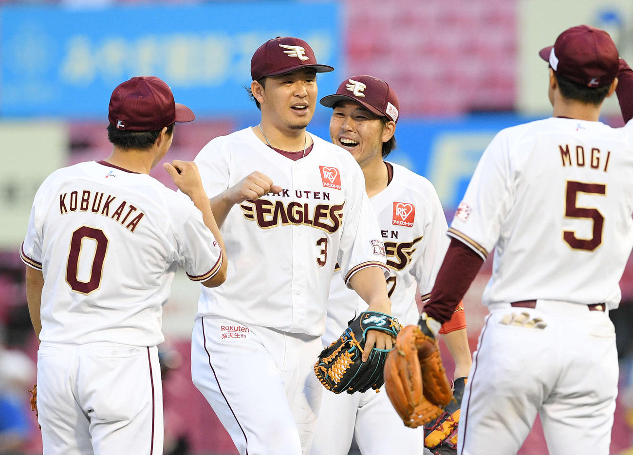 試合後、笑顔でナインと祝福する楽天浅村（左から2人目）（撮影・滝沢徹郎）