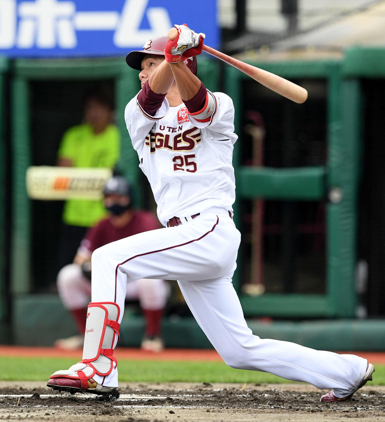 1回裏楽天無死一塁、田中は左越えに先制の2点本塁打を放つ（撮影・滝沢徹郎）