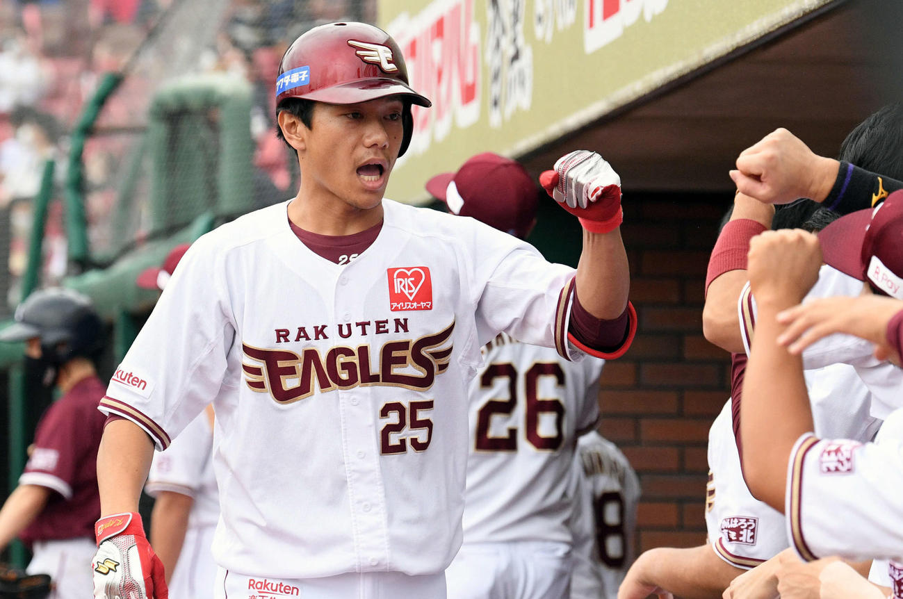 1回裏楽天無死一塁、左越えに先制の2点本塁打を放った田中は生還しナインとエアタッチ（撮影・滝沢徹郎）