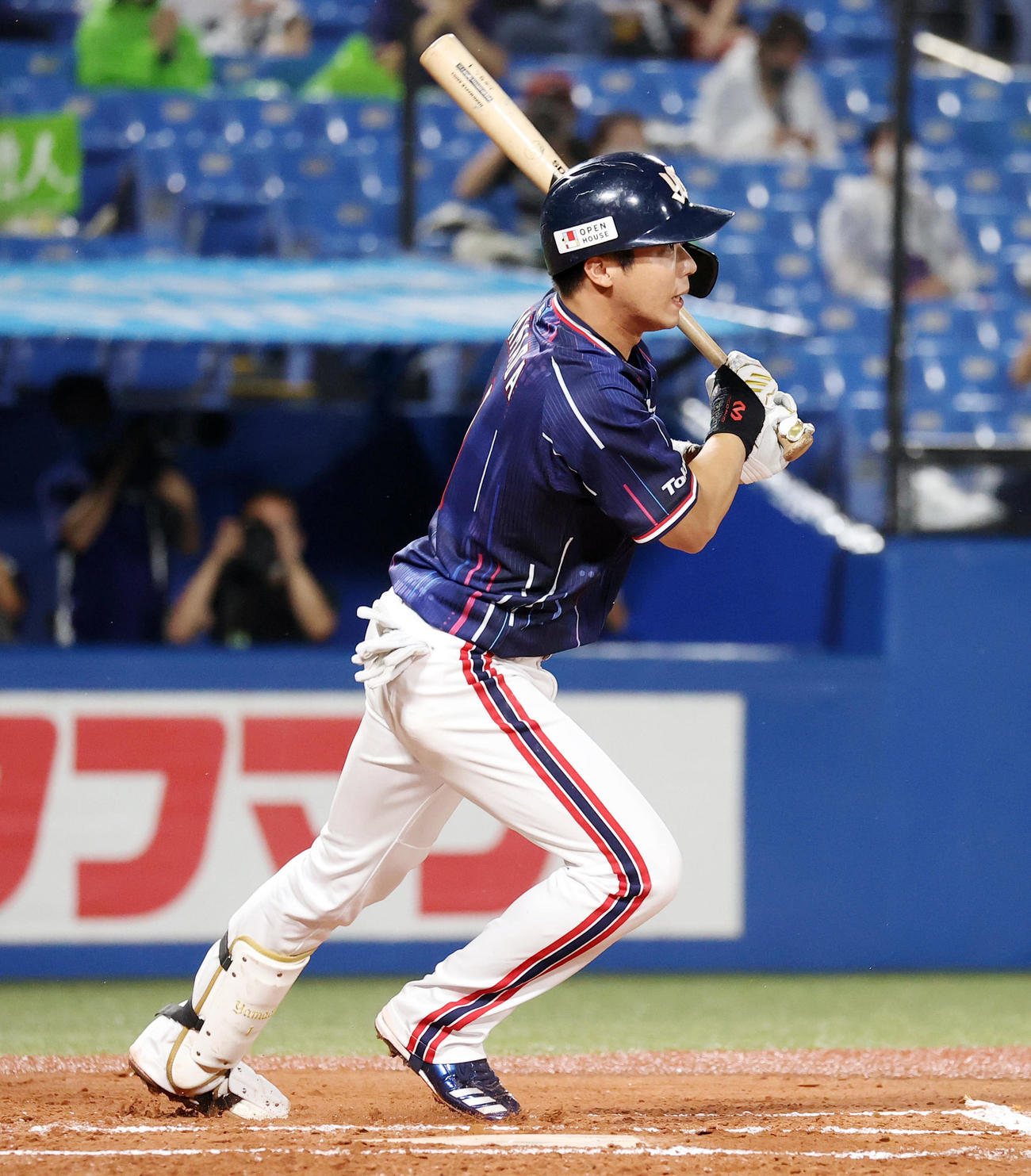 ヤクルト対中日　6回裏ヤクルト無死一、二塁、右前適時打を放つ山田哲（撮影・垰建太）