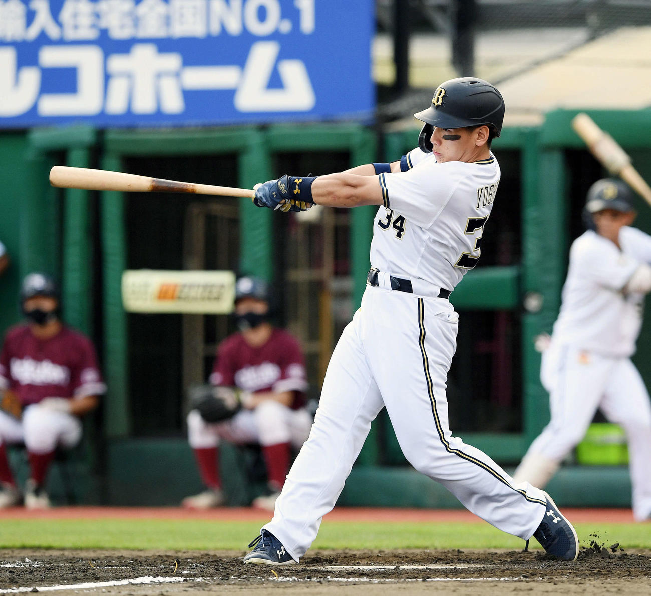 楽天対オリックス　8回表オリックス1死一、二塁、吉田正は右越え3点本塁打を放つ（撮影・滝沢徹郎）