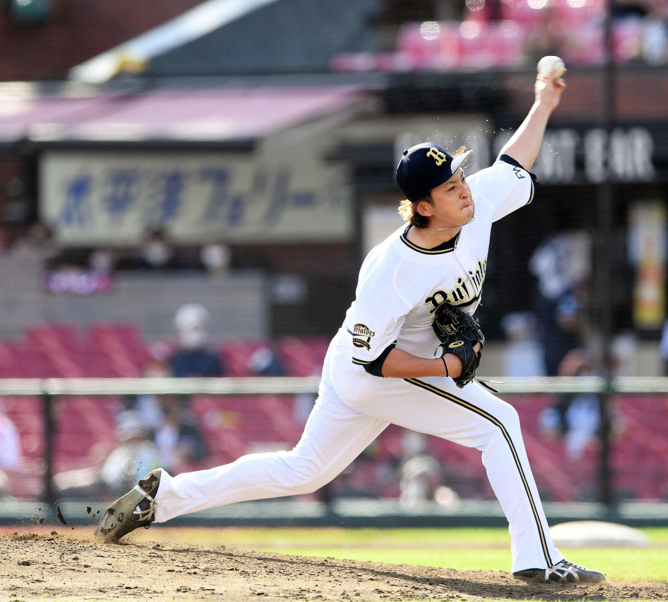 楽天対オリックス　5回裏、オリックス2番手で投球する飯田優（撮影・滝沢徹郎）