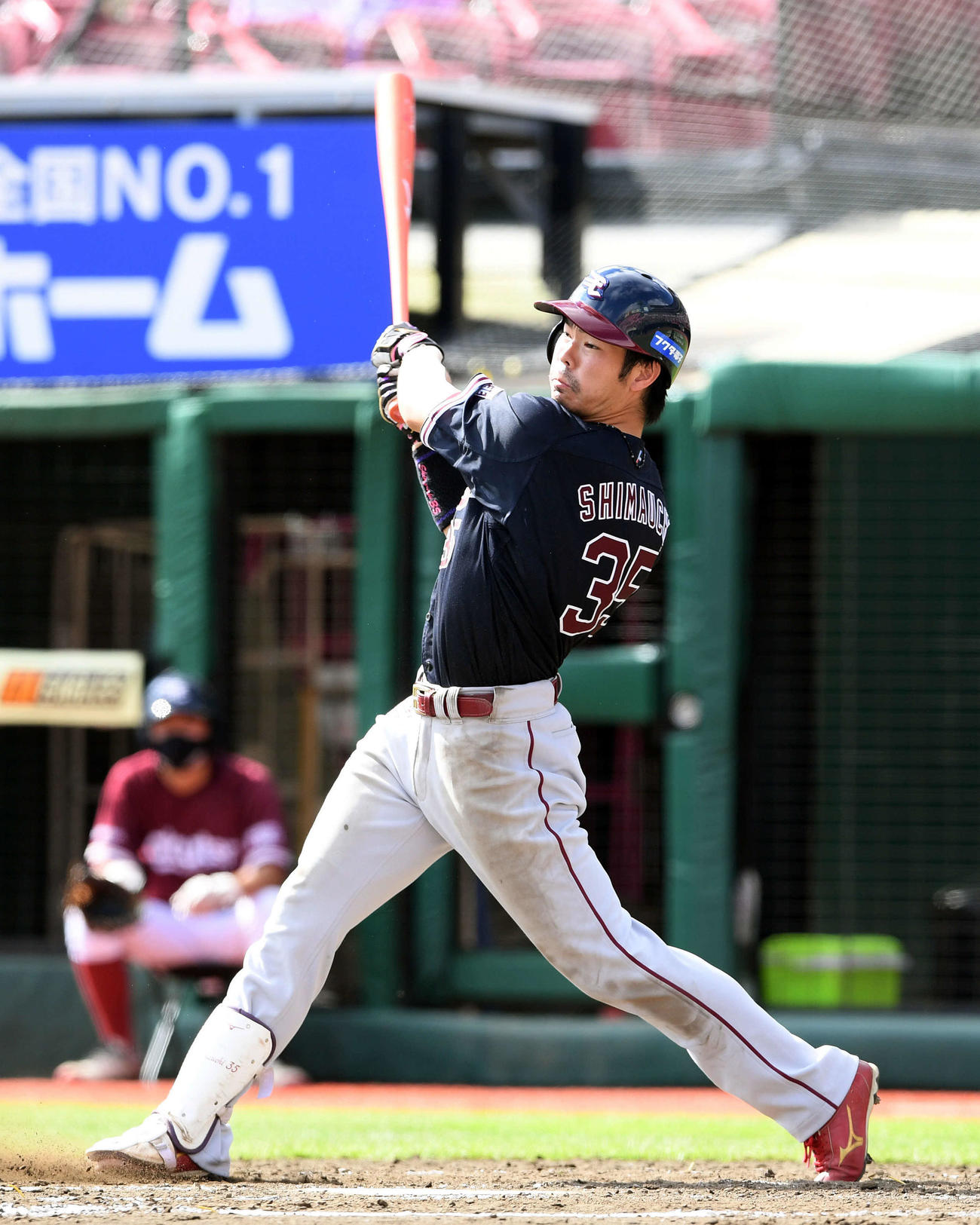 楽天対オリックス　3回裏楽天1死、島内は左越えソロ本塁打を放つ（撮影・滝沢徹郎）