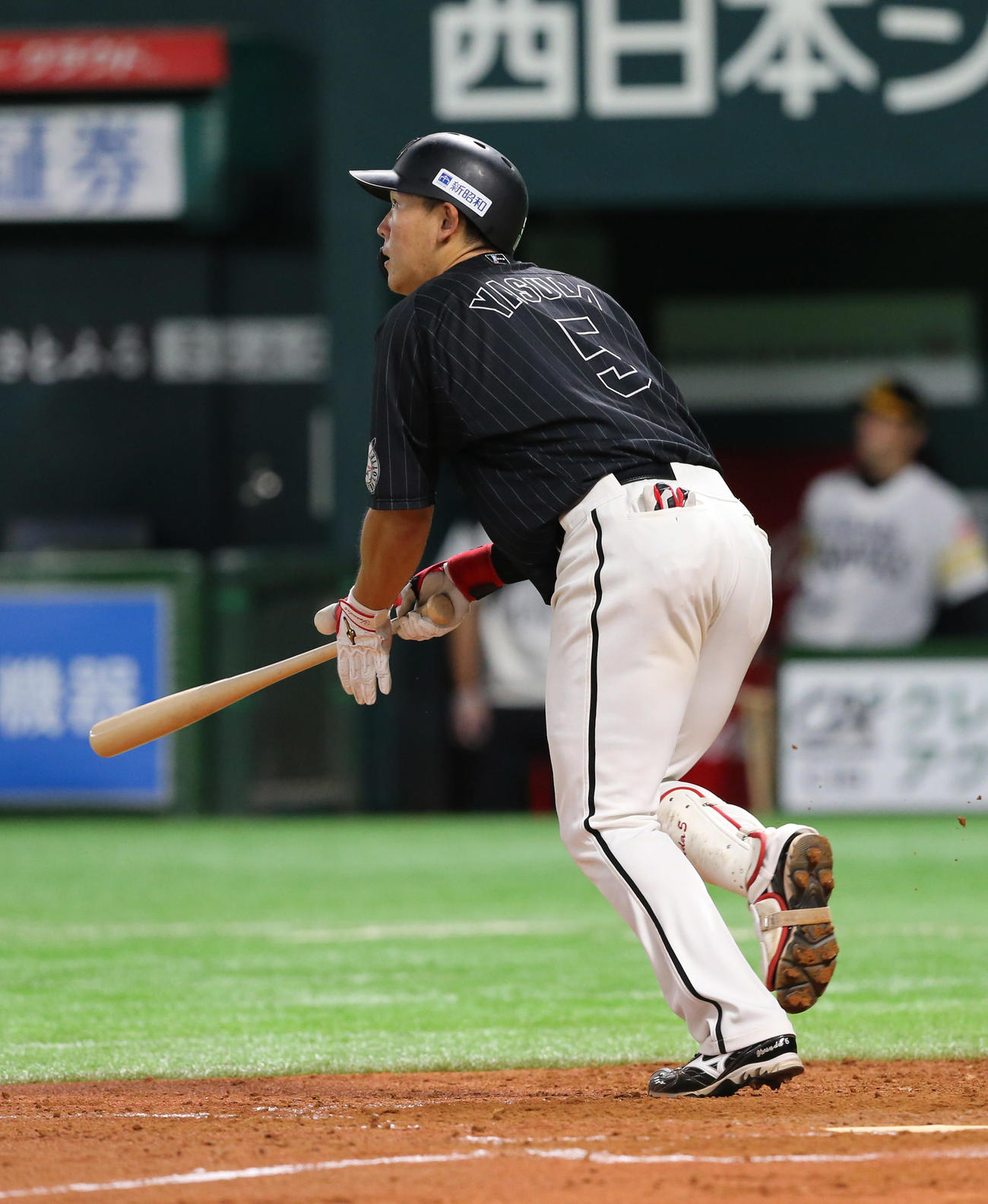 ソフトバンク対ロッテ　5回表ロッテ2死一塁、右越え2点本塁打を放つ安田（撮影・菊川光一）