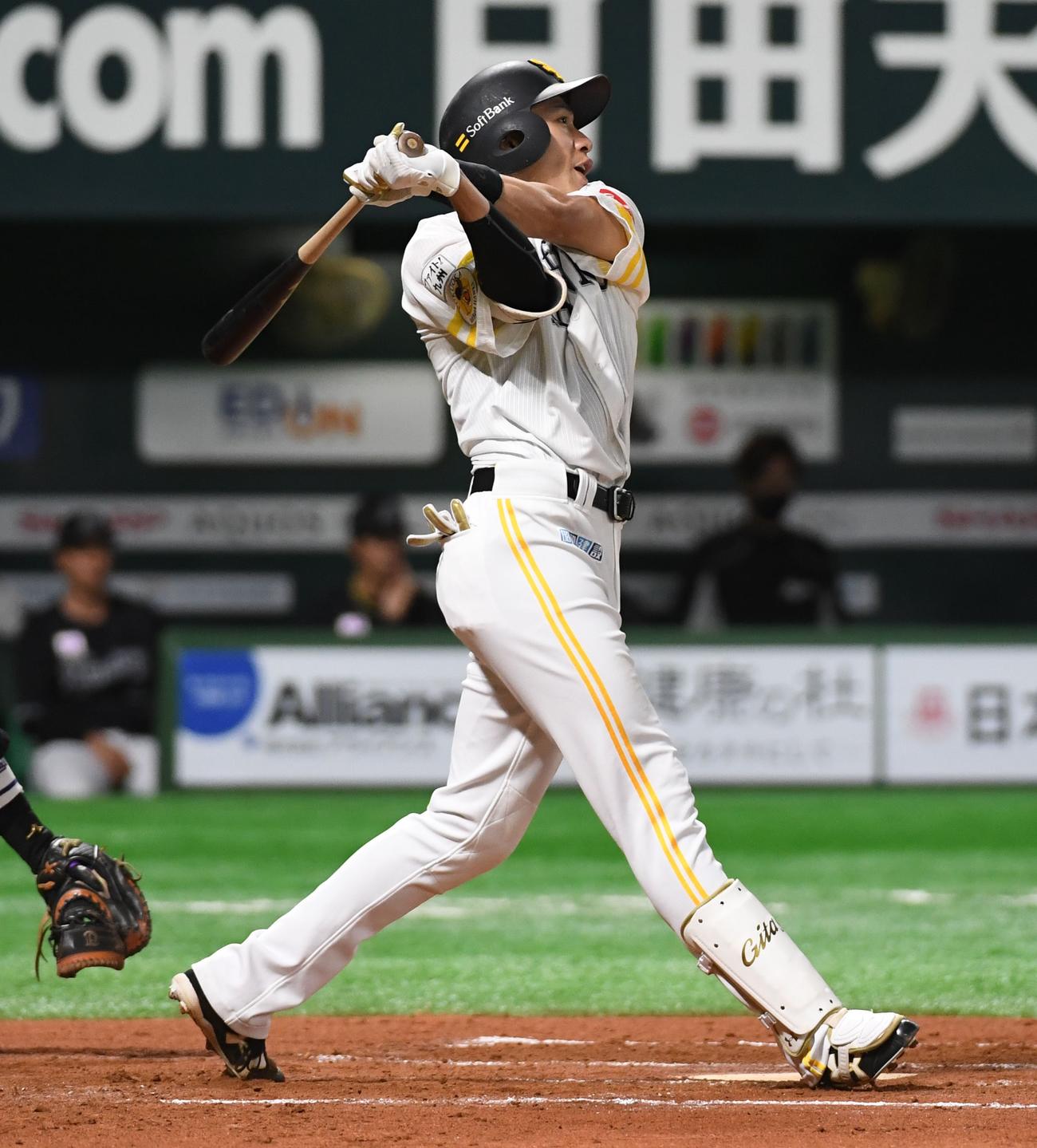ソフトバンク対ロッテ　6回裏ソフトバンク1死一、二塁、柳田悠岐は右中間適時二塁打を放つ（撮影・今浪浩三）