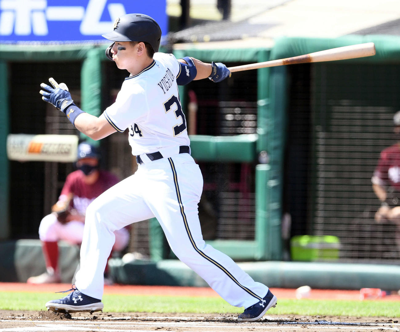 楽天対オリックス　1回表オリックス2死、吉田正は二塁内野安打を放つ（撮影・滝沢徹郎）
