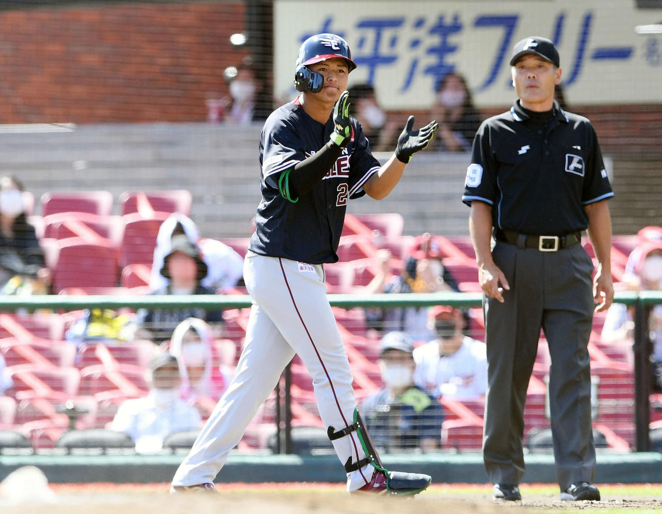 楽天対オリックス　1回表楽天2死一、二塁、プロ初ヒットとなる右前適時打を放った黒川は手をたたいて喜ぶ（撮影・滝沢徹郎）