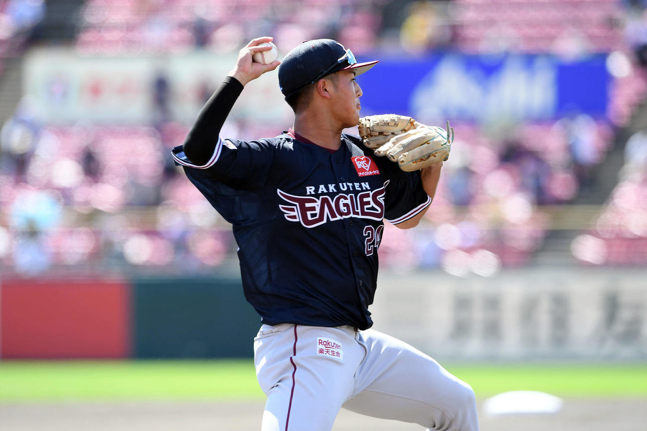 楽天対オリックス　1回表オリックス無死、中川圭太のゴロをさばく三塁手黒川（撮影・滝沢徹郎）