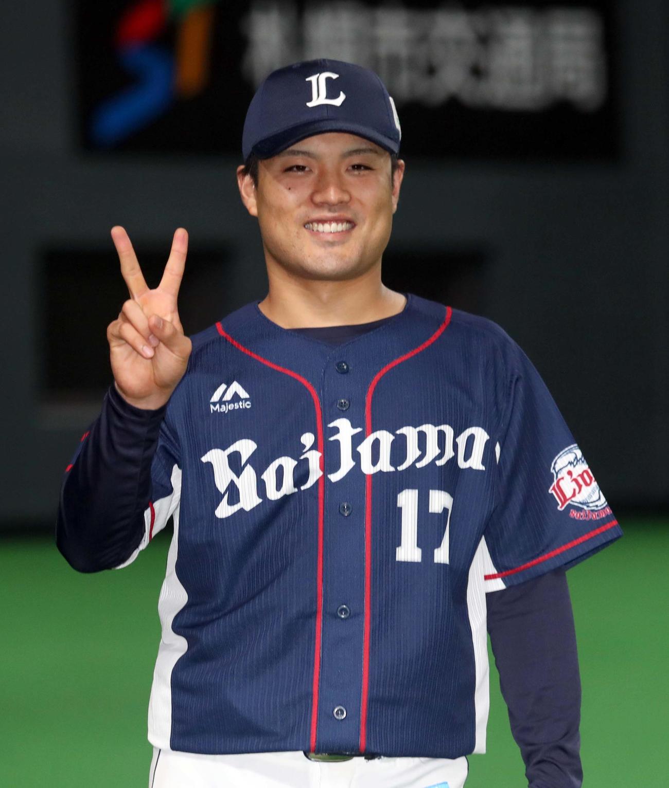 日本ハム対西武　今季2勝目を挙げ笑顔で記念撮影に応じる西武松本（撮影・佐藤翔太）