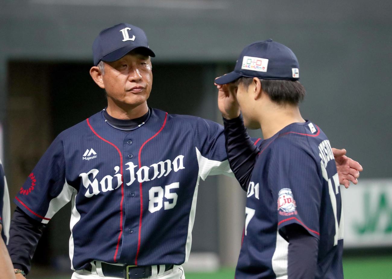 日本ハム対西武　西武松本（右手前）を出迎える辻監督（撮影・佐藤翔太）