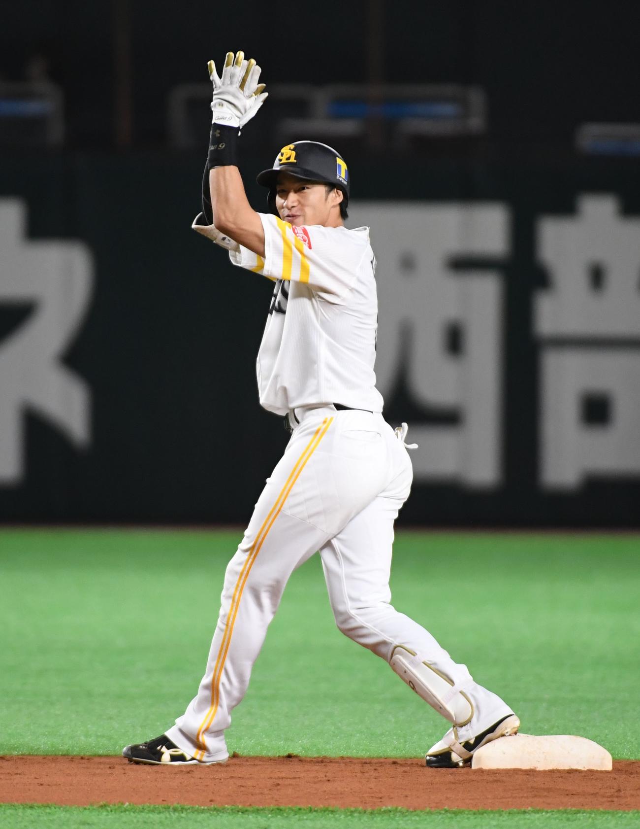 ソフトバンク対ロッテ　6回裏ソフトバンク1死一、二塁、柳田悠岐は右中間適時二塁打を放ち塁上で手をたたく（撮影・今浪浩三）