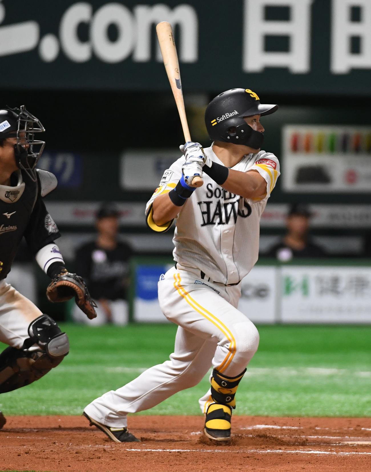ソフトバンク対ロッテ　6回裏ソフトバンク1死一、三塁、中村晃は中前適時打を放つ（撮影・今浪浩三）