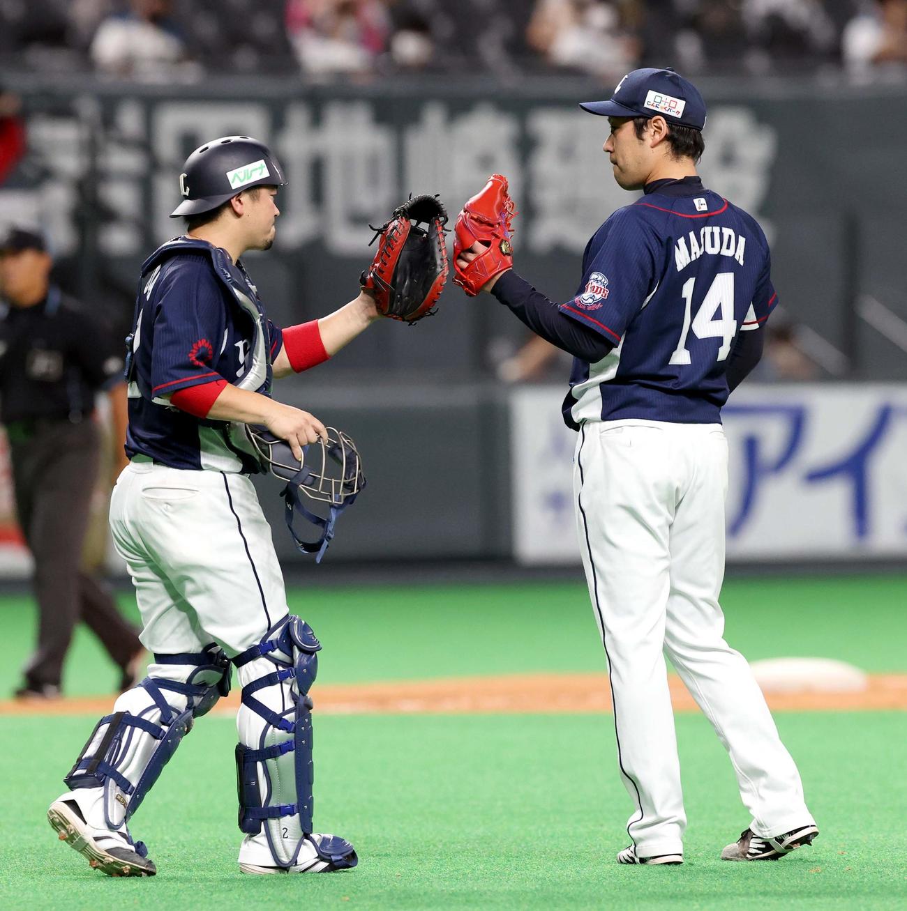 日本ハム対西武　試合終了後、タッチを交わす西武岡田と増田（右）（撮影・佐藤翔太）