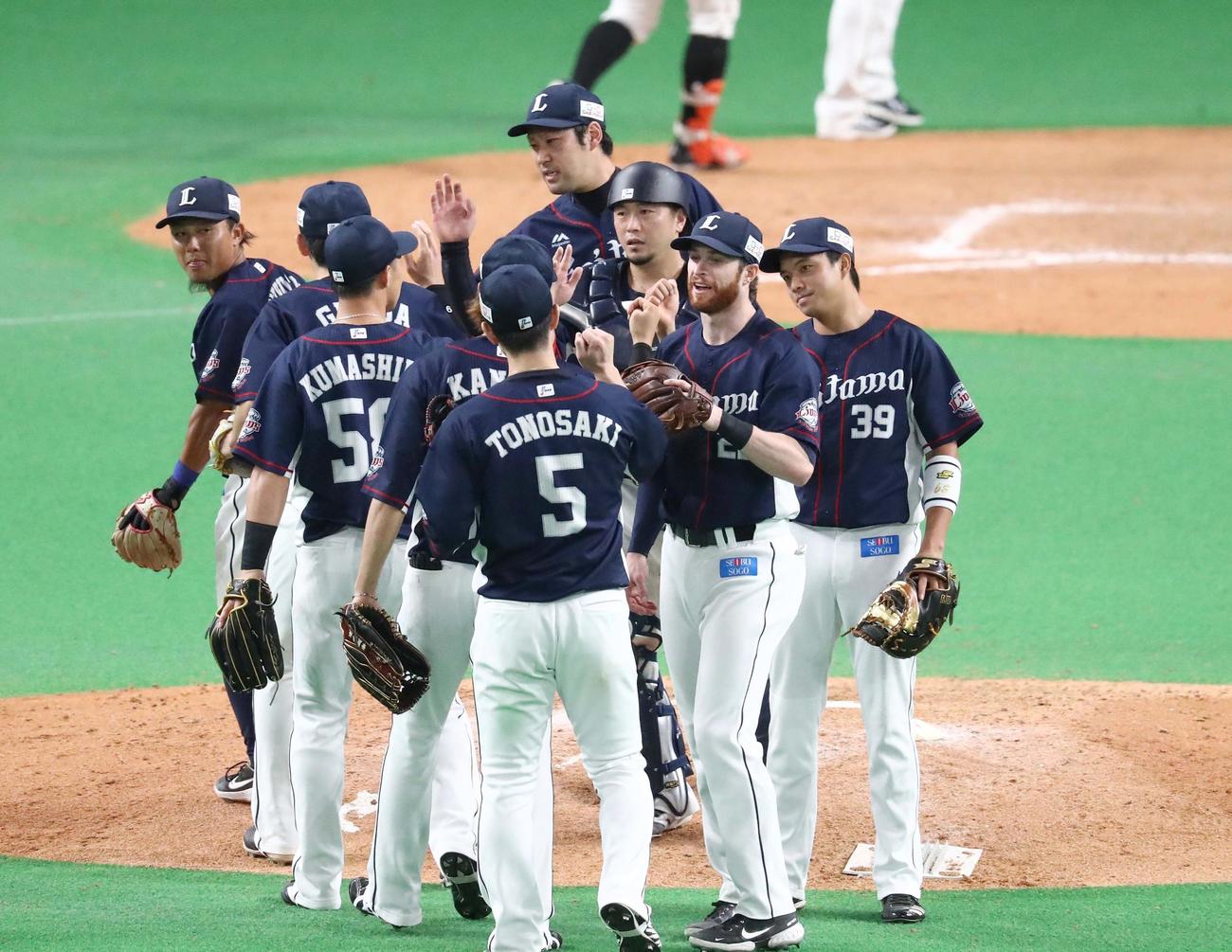 日本ハム対西武　試合後、マウンド付近に集まる西武ナイン（撮影・黒川智章）