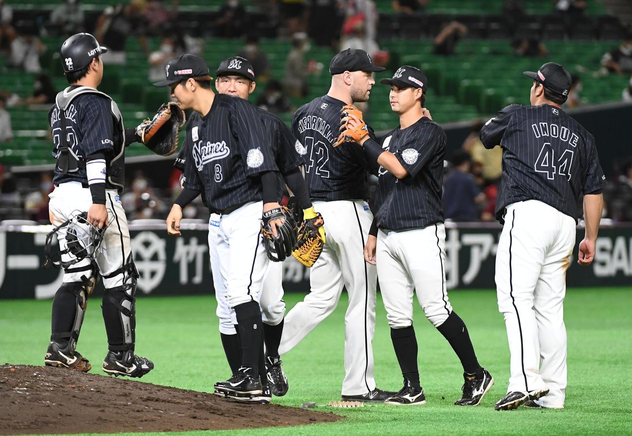 ソフトバンクに3連勝を飾りハーマンらとタッチを交わすロッテナイン（撮影・今浪浩三）