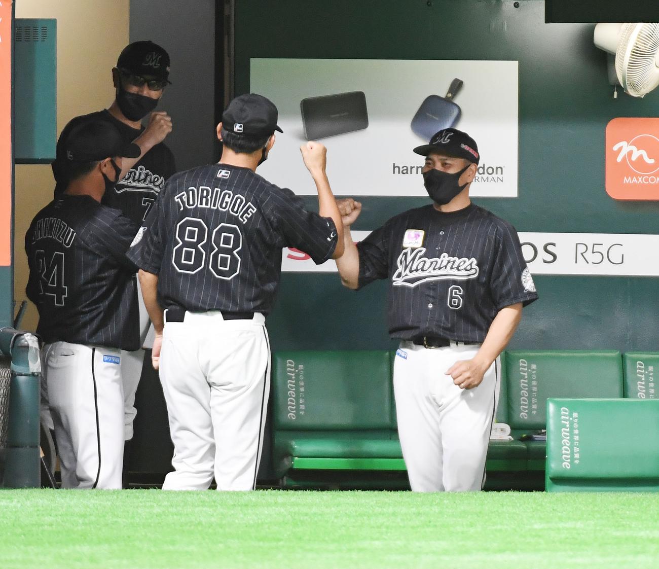 ソフトバンクに3連勝を飾りベンチで笑顔を見せる井口資仁監督（右）（撮影・今浪浩三）