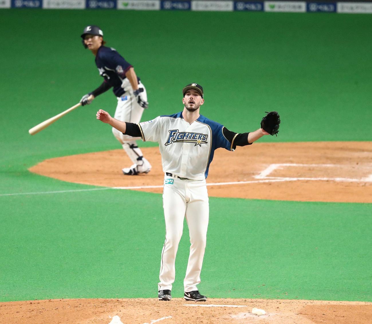 日本ハム対西武　4回表西武1死一、三塁、金子に中犠飛を浴びるバーヘイゲン（撮影・黒川智章）
