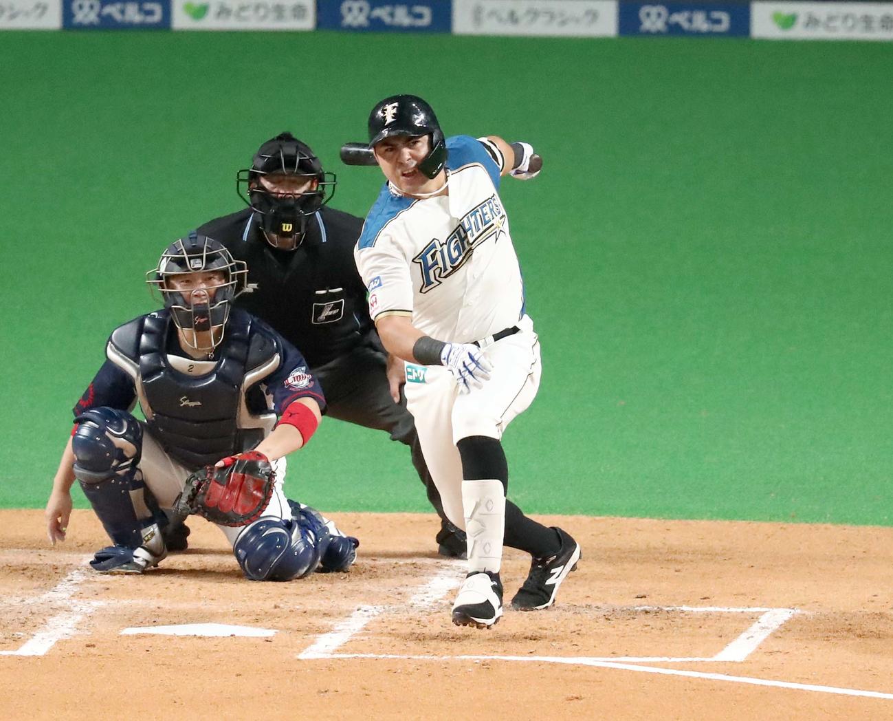 日本ハム対西武　2回裏日本ハム1死満塁、左前2点適時打を放つビヤヌエバ（撮影・黒川智章）