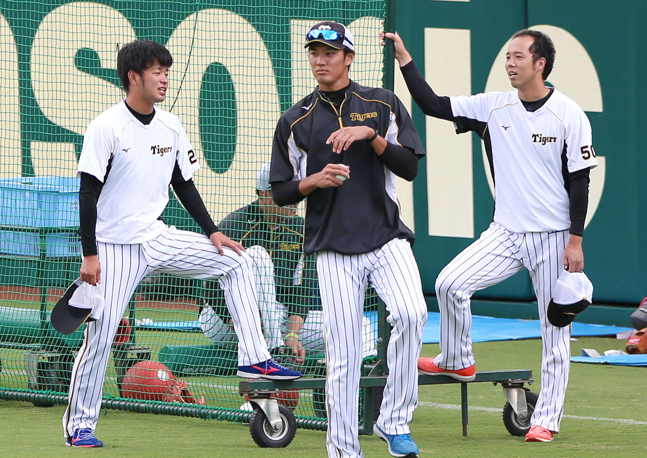 試合前、外野で物憂げな表情の藤浪、後方は談笑する高橋（左）と青柳（2020年9月5日撮影）