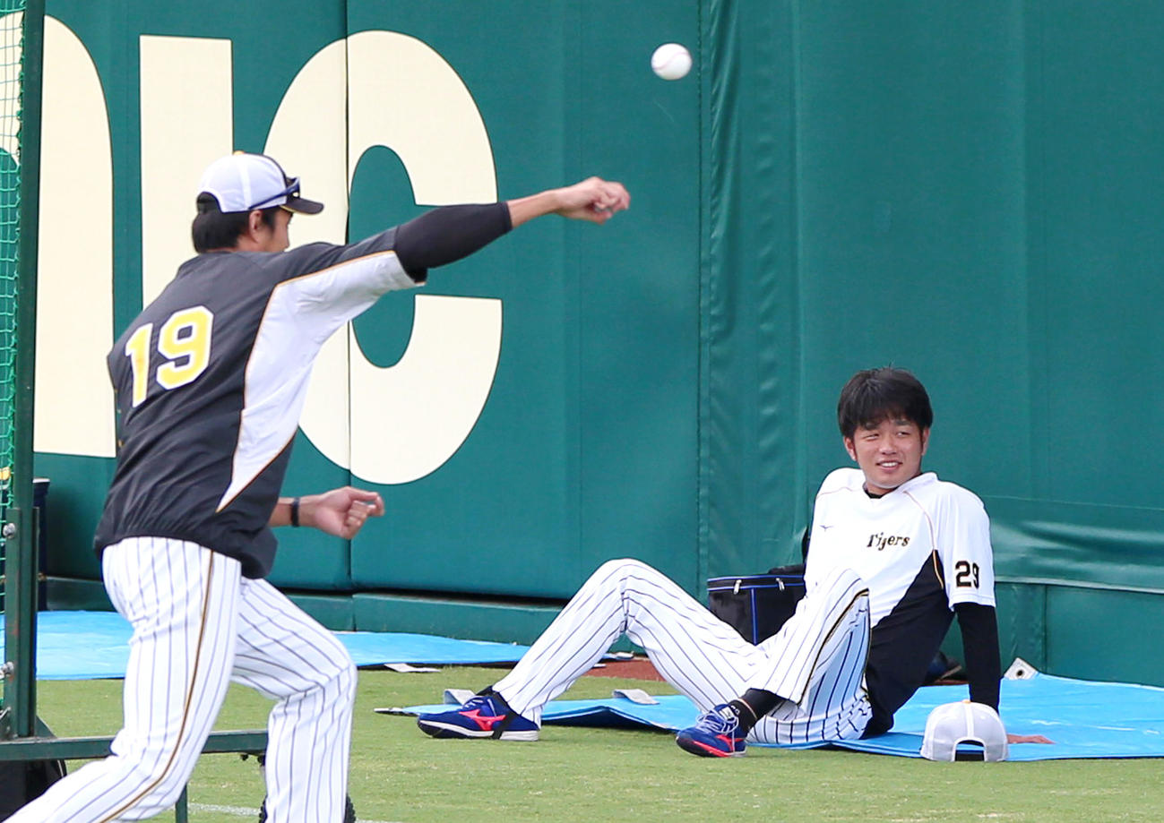 阪神対巨人　試合前、リラックスした表情の高橋、手前左は藤浪（2020年9月5日撮影）