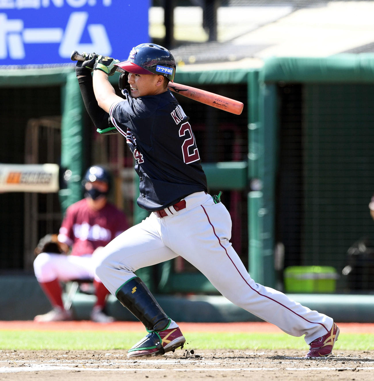 楽天対オリックス　1回表楽天2死一、二塁、黒川はプロ初ヒットとなる右前適時打を放つ（撮影・滝沢徹郎）